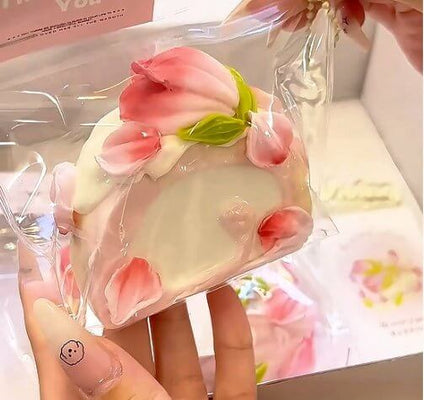 Why has the new money-burning toy for young people, "Squeeze Toy", become so popular?